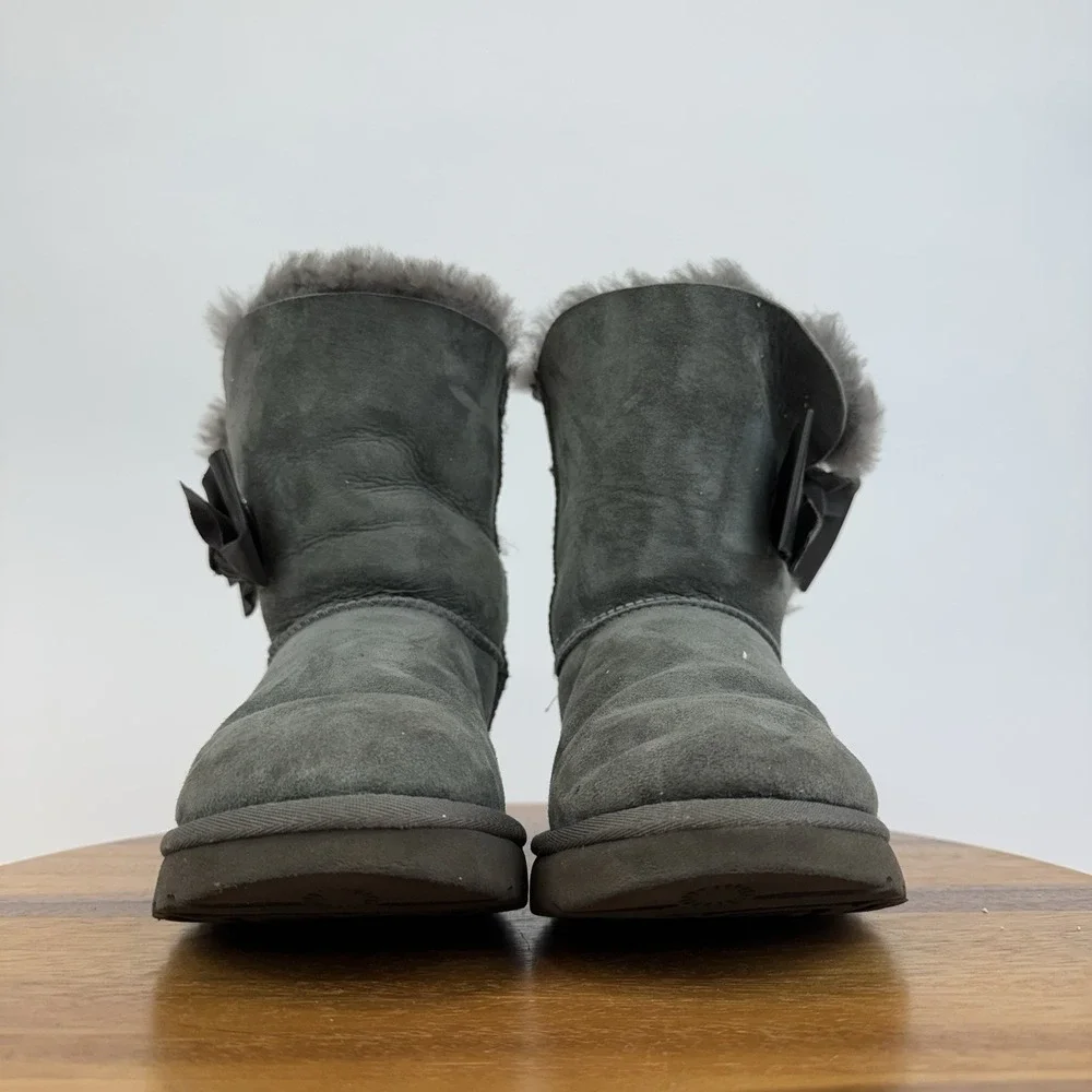 Womens Ugg Daelynn Gray Suede Pull On Mid Bow Accent Boots Booties Size 8 M GUC‎